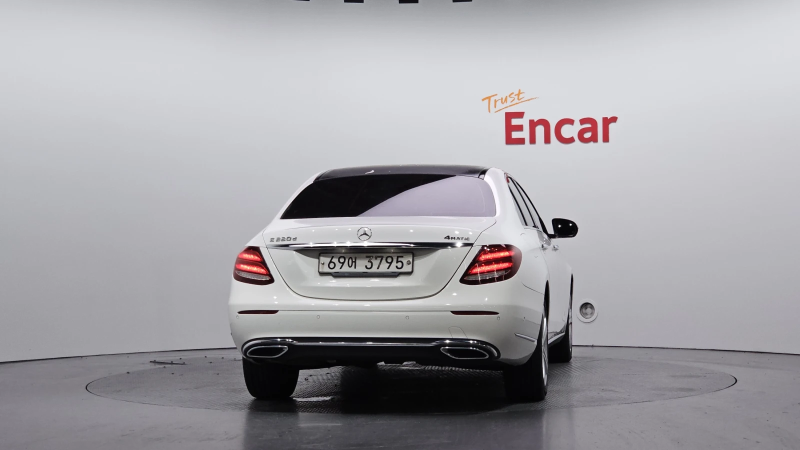 Mercedes-Benz E 220 HUD* ЕЛ. БАГАЖНИК* BLIND SPOT* ЛЮК* КРАЙНА ЦЕНА, снимка 4 - Автомобили и джипове - 55982757