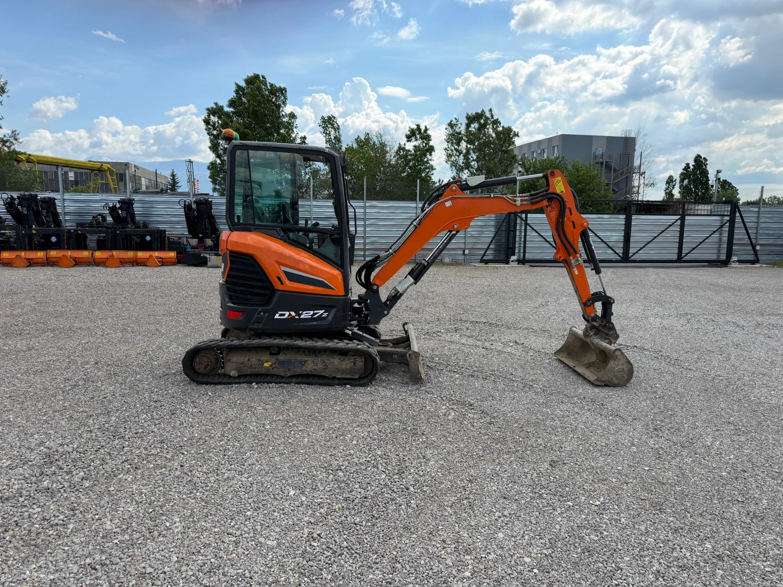 Багер DOOSAN DX27Z, снимка 2 - Индустриална техника - 54623500