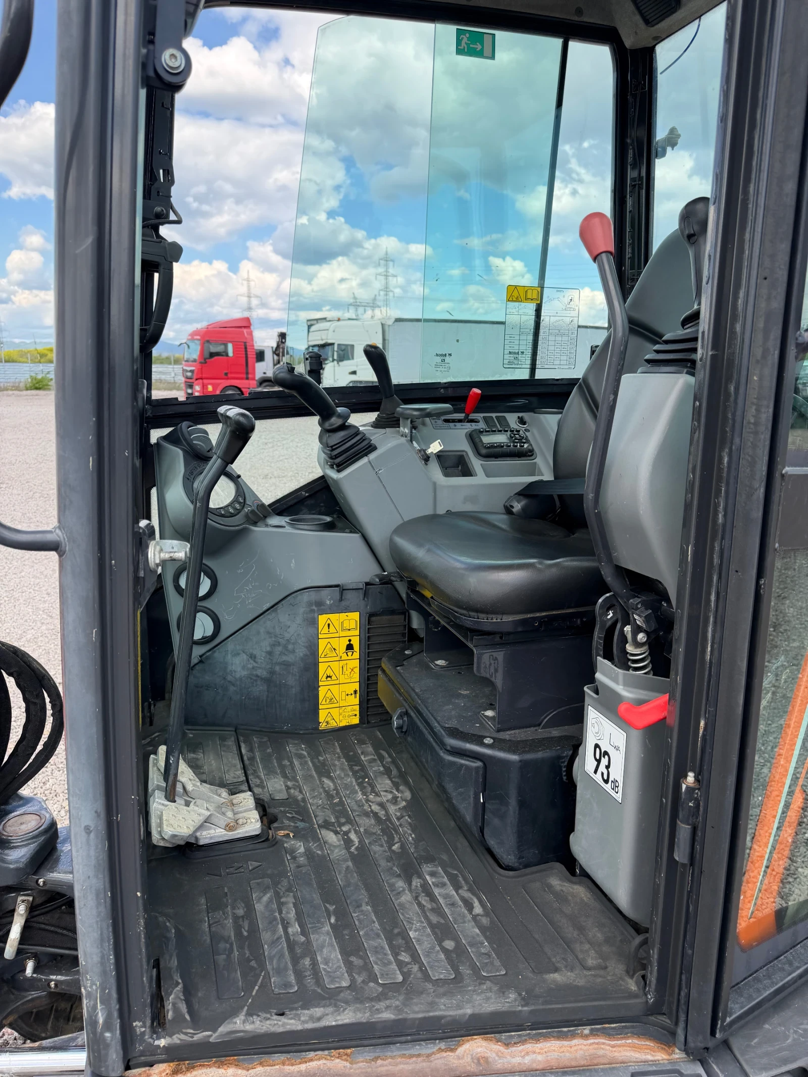 Багер DOOSAN DX27Z, снимка 8 - Индустриална техника - 54623500