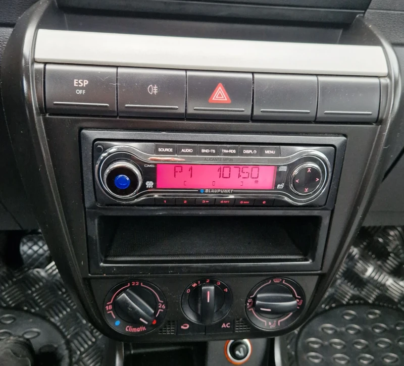 VW Fox 1.2i климатик , снимка 11 - Автомобили и джипове - 52671128