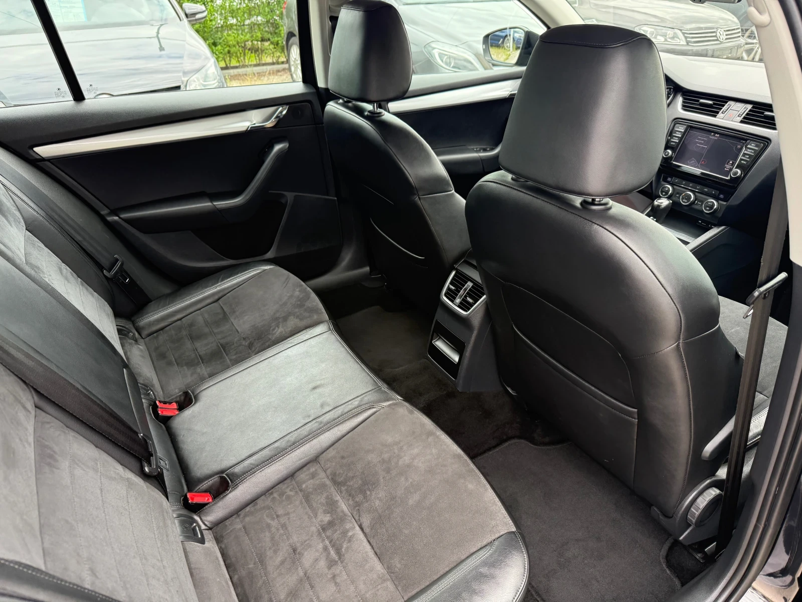 Skoda Octavia 2.0TDI Автоматик Швейцария  - изображение 10