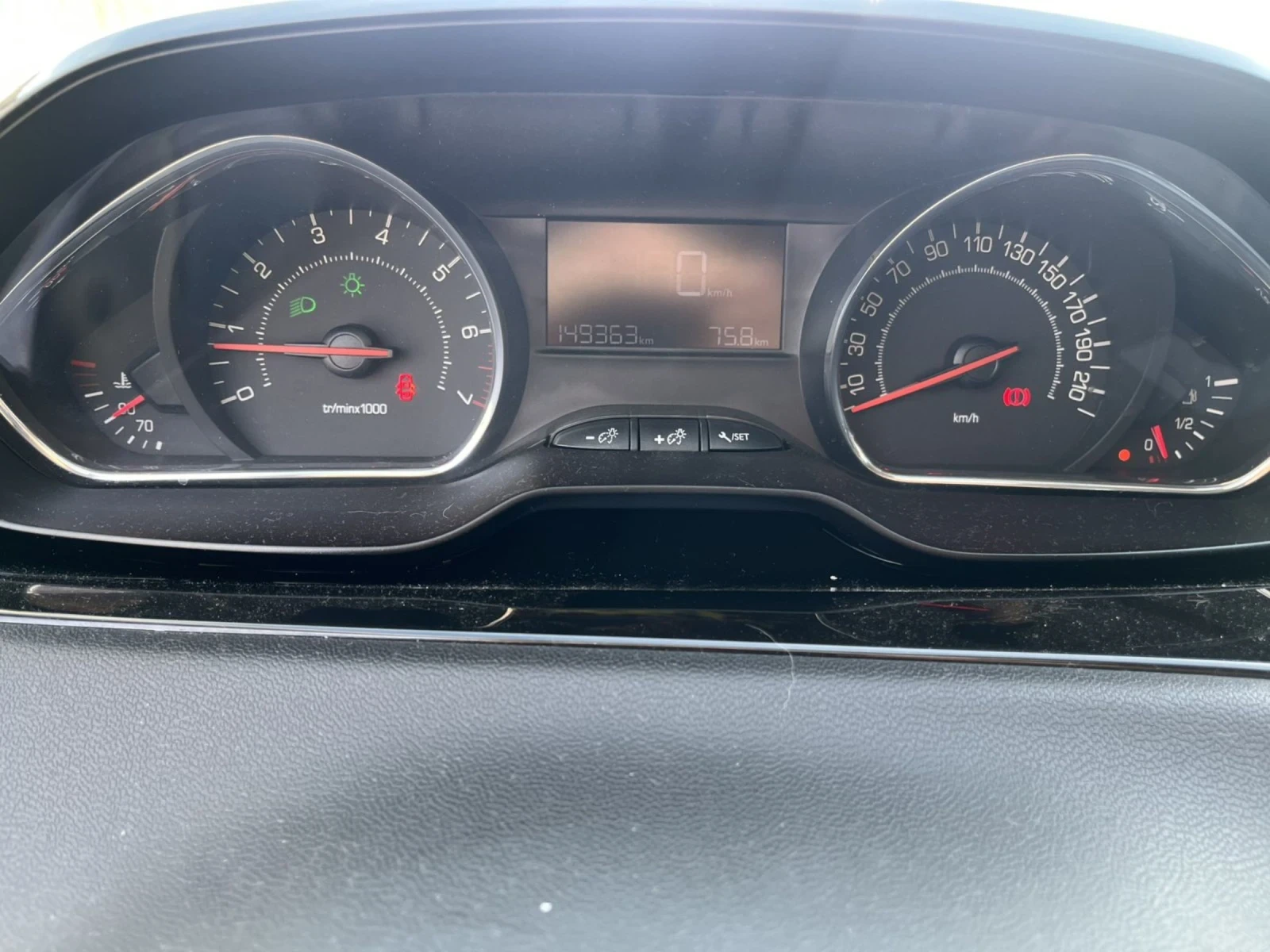 Peugeot 208  - изображение 9