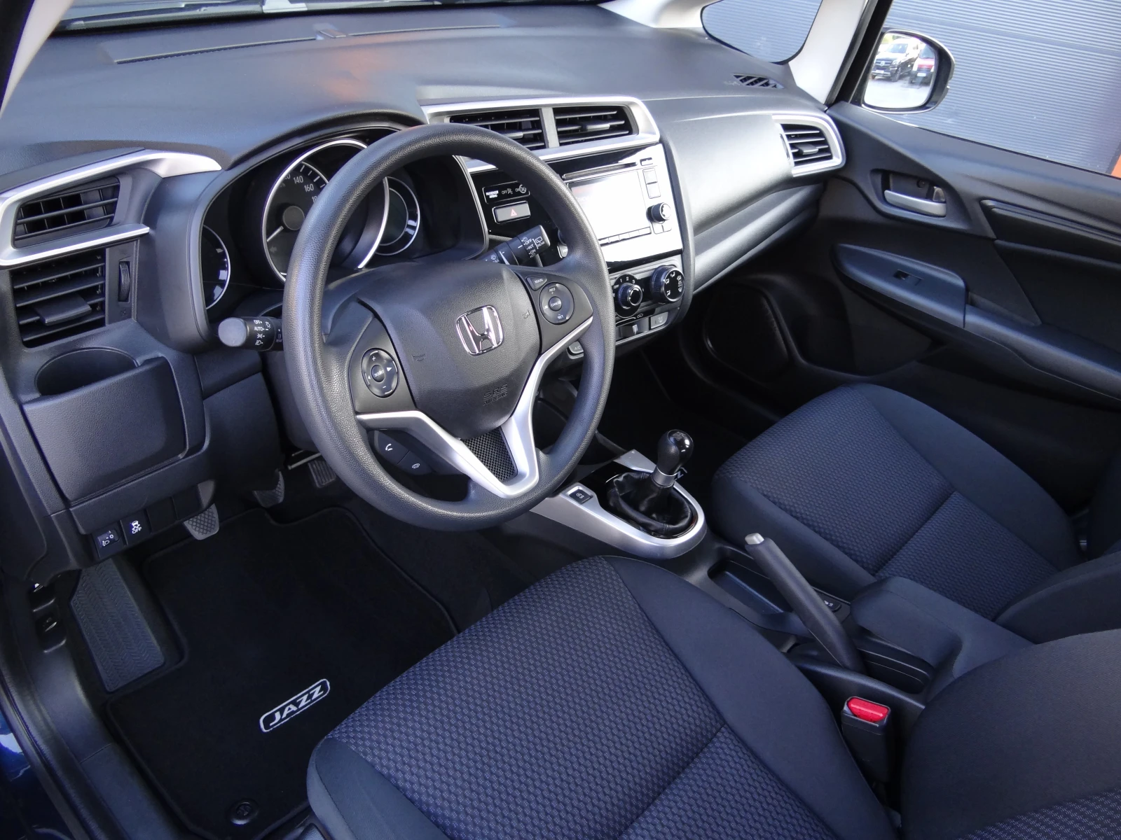Honda Jazz 1.3i-vtec - 102k.c. / Euro-6 / Led / Климатик / , снимка 8 - Автомобили и джипове - 55449780