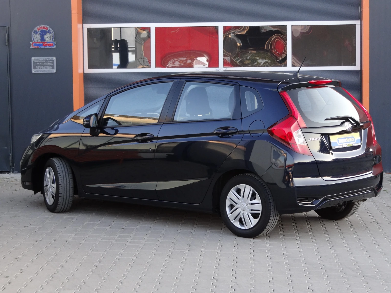 Honda Jazz 1.3i-vtec - 102k.c. / Euro-6 / Led / Климатик / , снимка 3 - Автомобили и джипове - 55449780