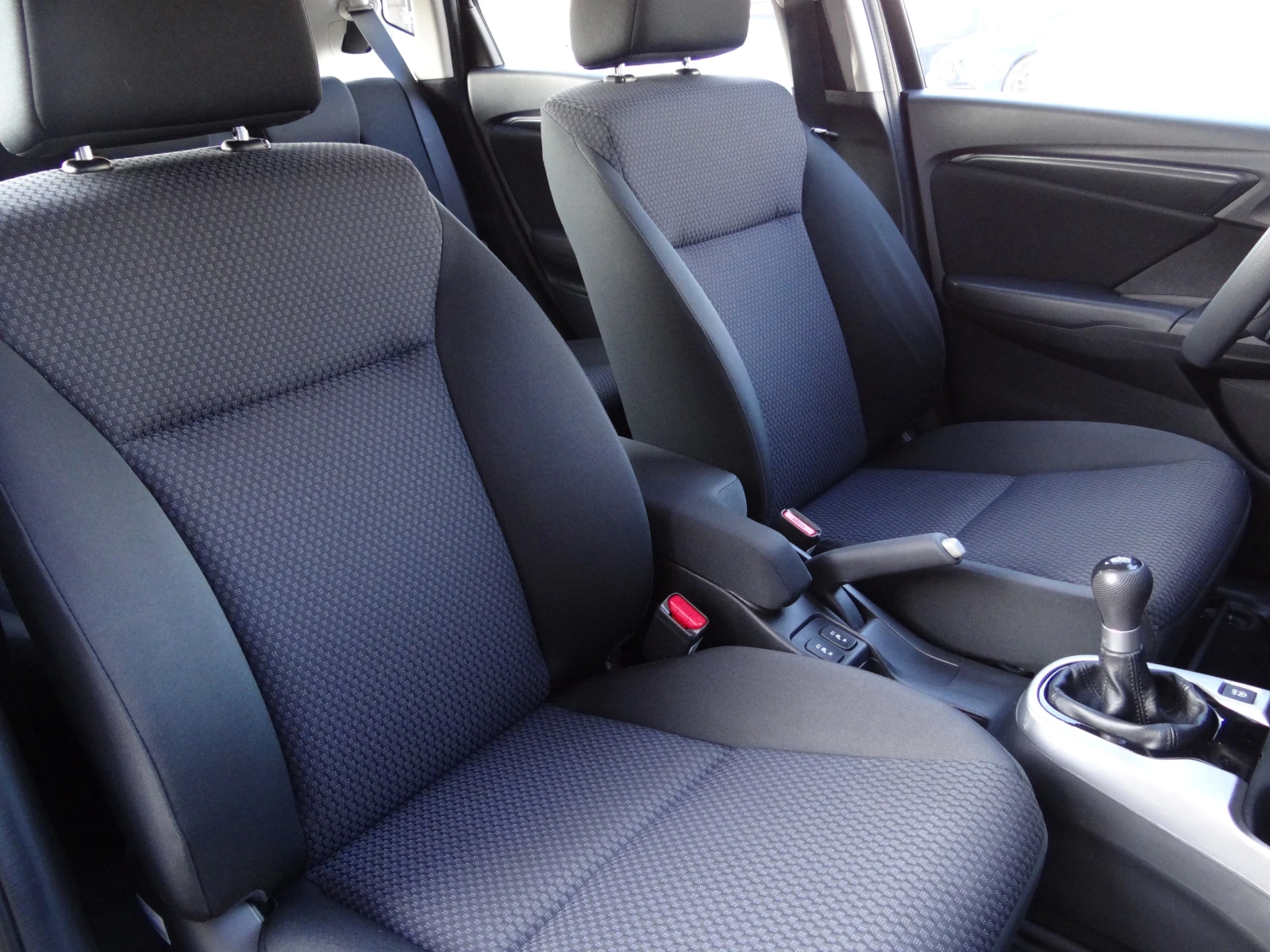Honda Jazz 1.3i-vtec - 102k.c. / Euro-6 / Led / Климатик / , снимка 11 - Автомобили и джипове - 55449780