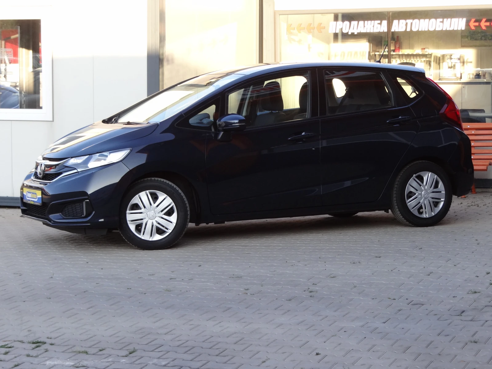 Honda Jazz 1.3i-vtec - 102k.c. / Euro-6 / Led / Климатик / , снимка 2 - Автомобили и джипове - 55449780