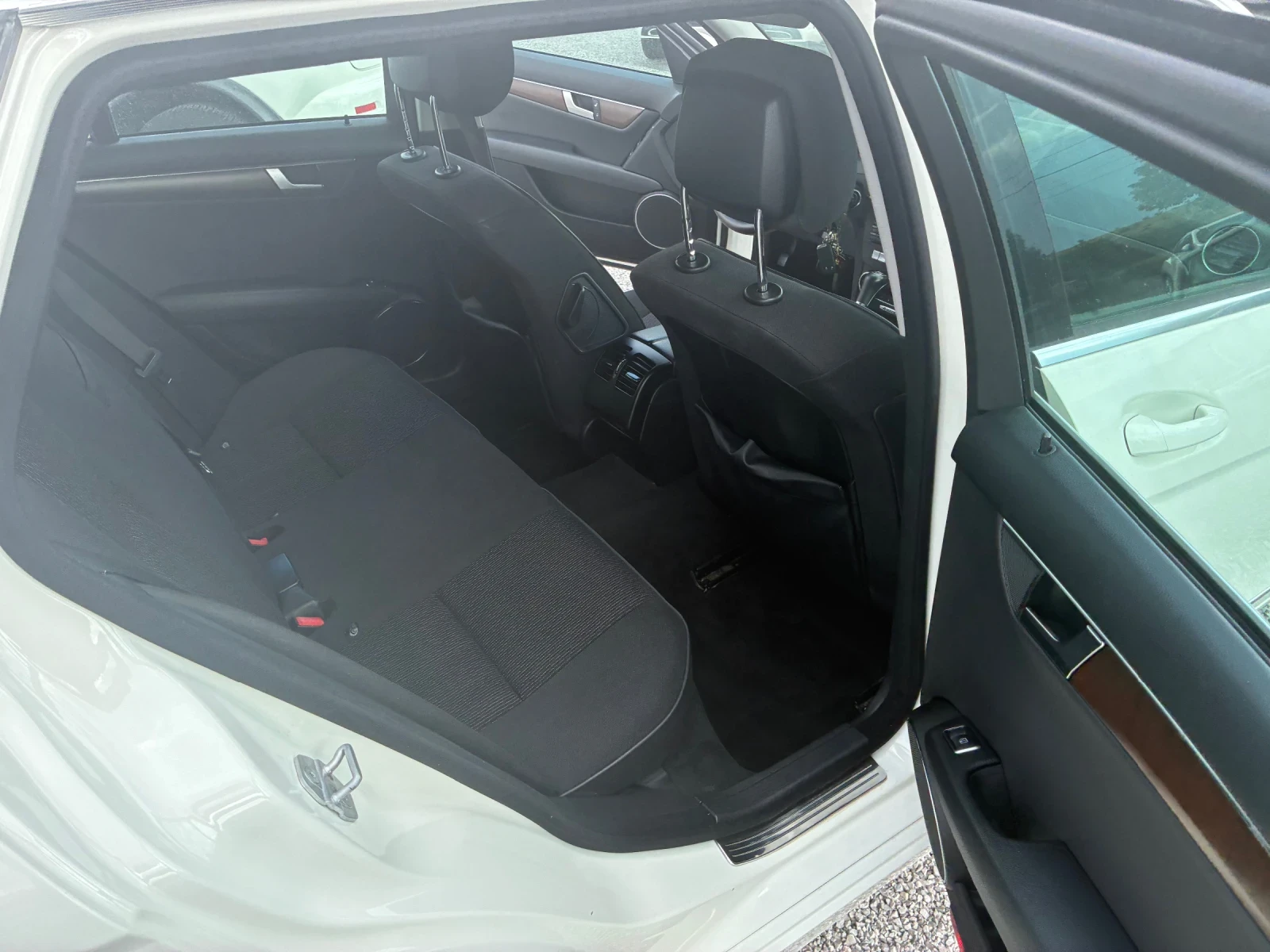 Mercedes-Benz C 300 4 Matic, снимка 12 - Автомобили и джипове - 55825840
