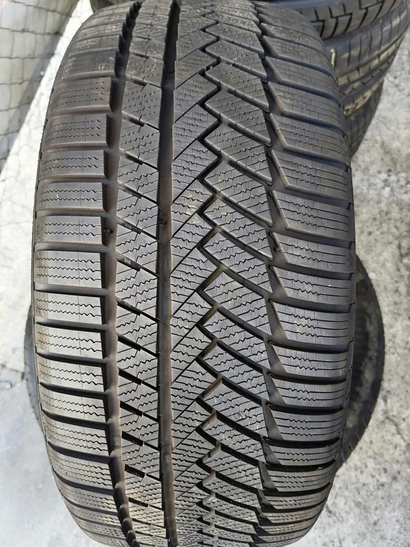 Гуми Зимни 245/45R18, снимка 1 - Гуми и джанти - 29600182