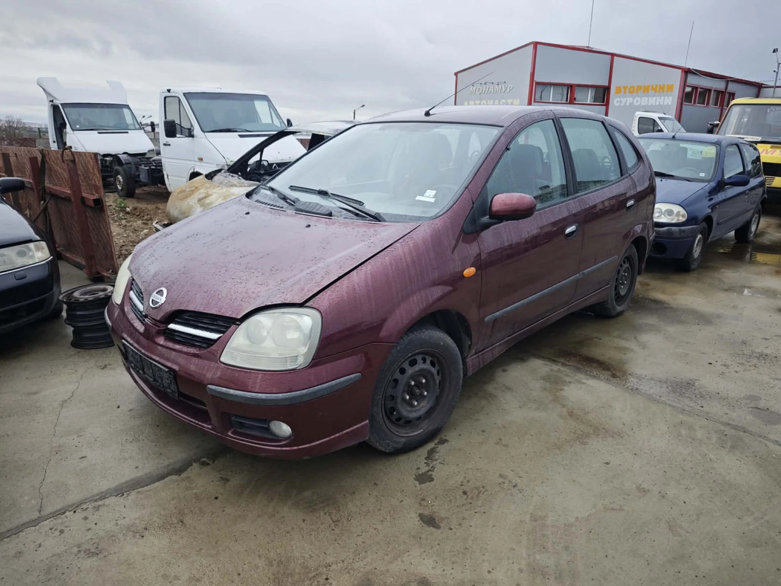 Nissan Almera tino 1.8, снимка 2 - Автомобили и джипове - 54075359