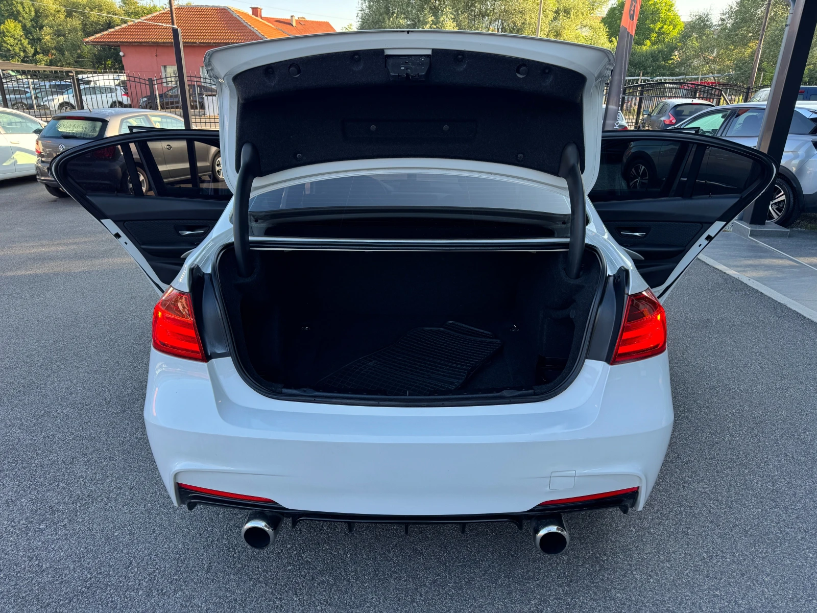 BMW 318 2.0D M * РЕАЛНИ КИЛОМЕТРИ* РЕГИСТРИРАН* , снимка 14 - Автомобили и джипове - 55422454