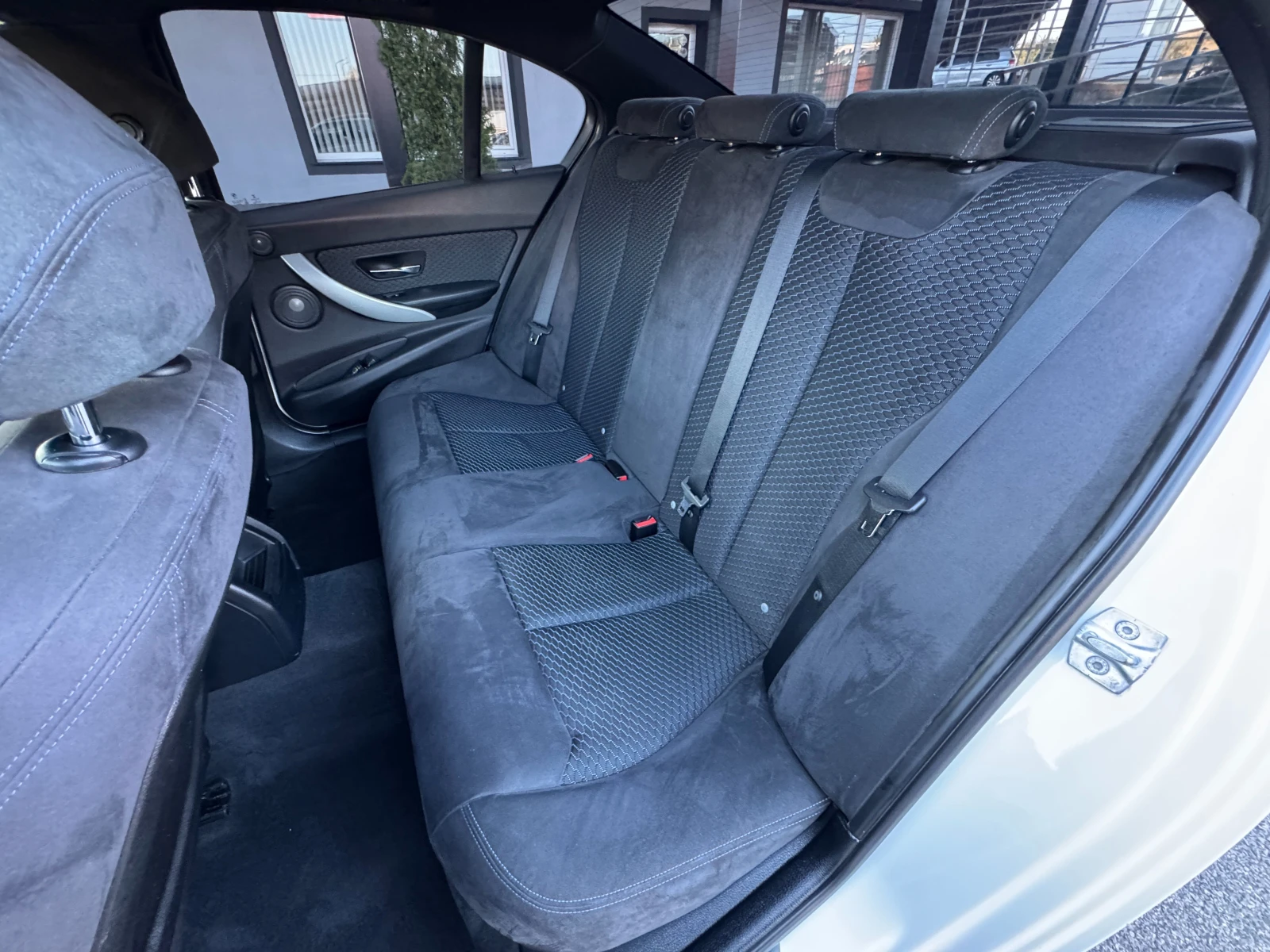 BMW 318 2.0D M * РЕАЛНИ КИЛОМЕТРИ* РЕГИСТРИРАН* , снимка 12 - Автомобили и джипове - 55422454