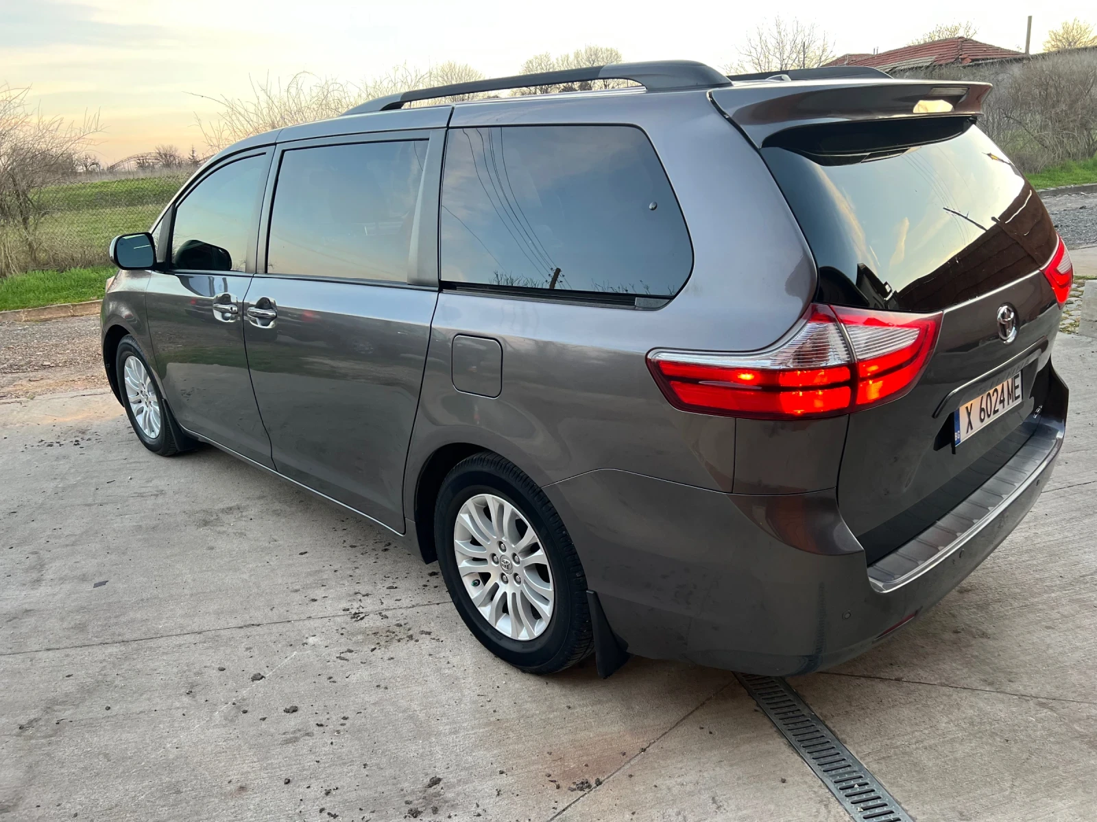 Toyota Sienna XLE, снимка 3 - Автомобили и джипове - 53761940