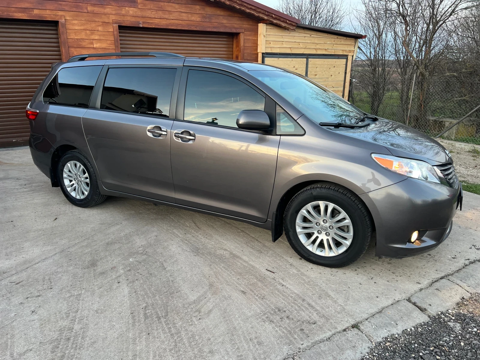 Toyota Sienna XLE, снимка 4 - Автомобили и джипове - 53761940