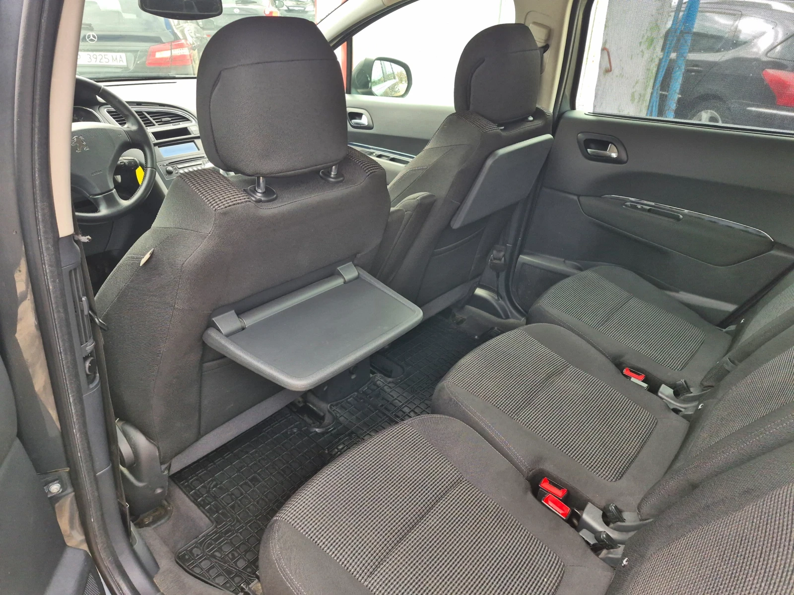 Peugeot 5008 1.6 HDI 110 КС, снимка 12 - Автомобили и джипове - 53957026