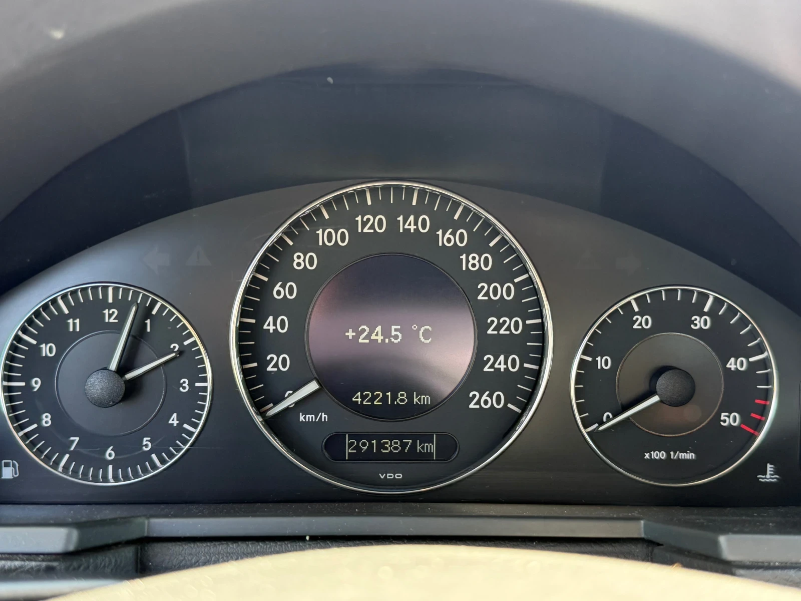 Mercedes-Benz E 220 Elegance, снимка 8 - Автомобили и джипове - 54114409