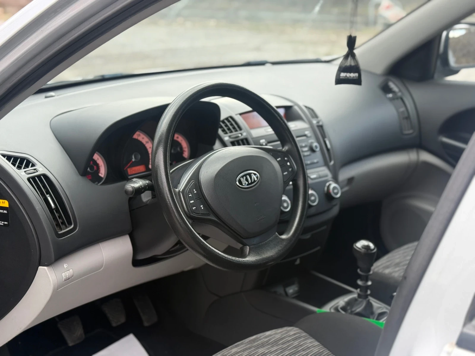 Kia Ceed 1.4 бензин/нови гуми/работещ климатик, снимка 5 - Автомобили и джипове - 54853652