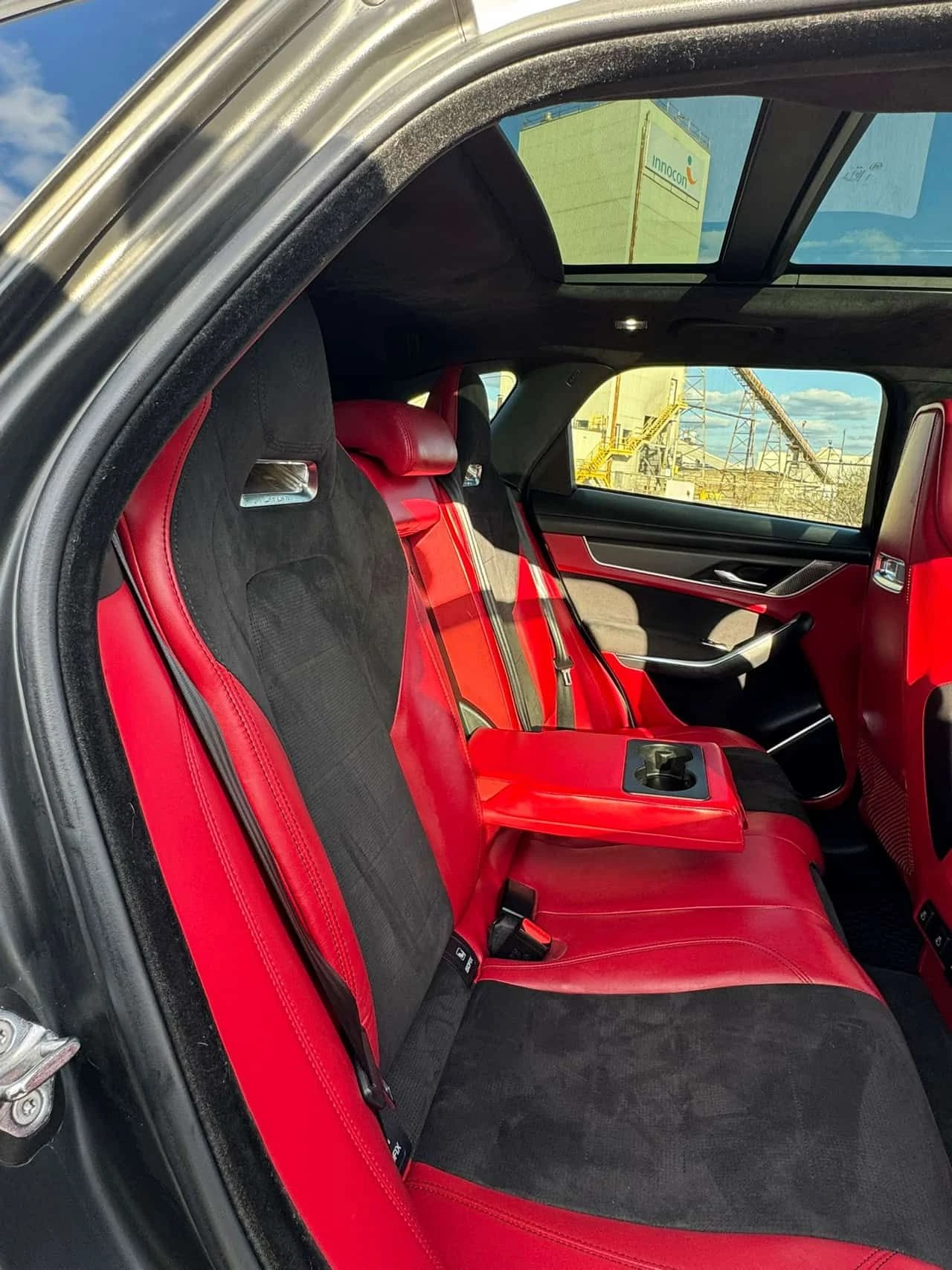 Jaguar F-PACE * SVR * 2 КЛЮЧА* PANO* KEYLESS* ПОДГРЕВ* , снимка 11 - Автомобили и джипове - 54413614