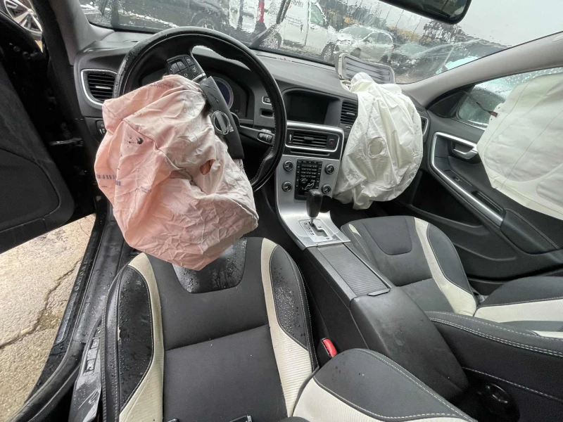 Volvo V60 D5 AWD, снимка 4 - Автомобили и джипове - 51934026