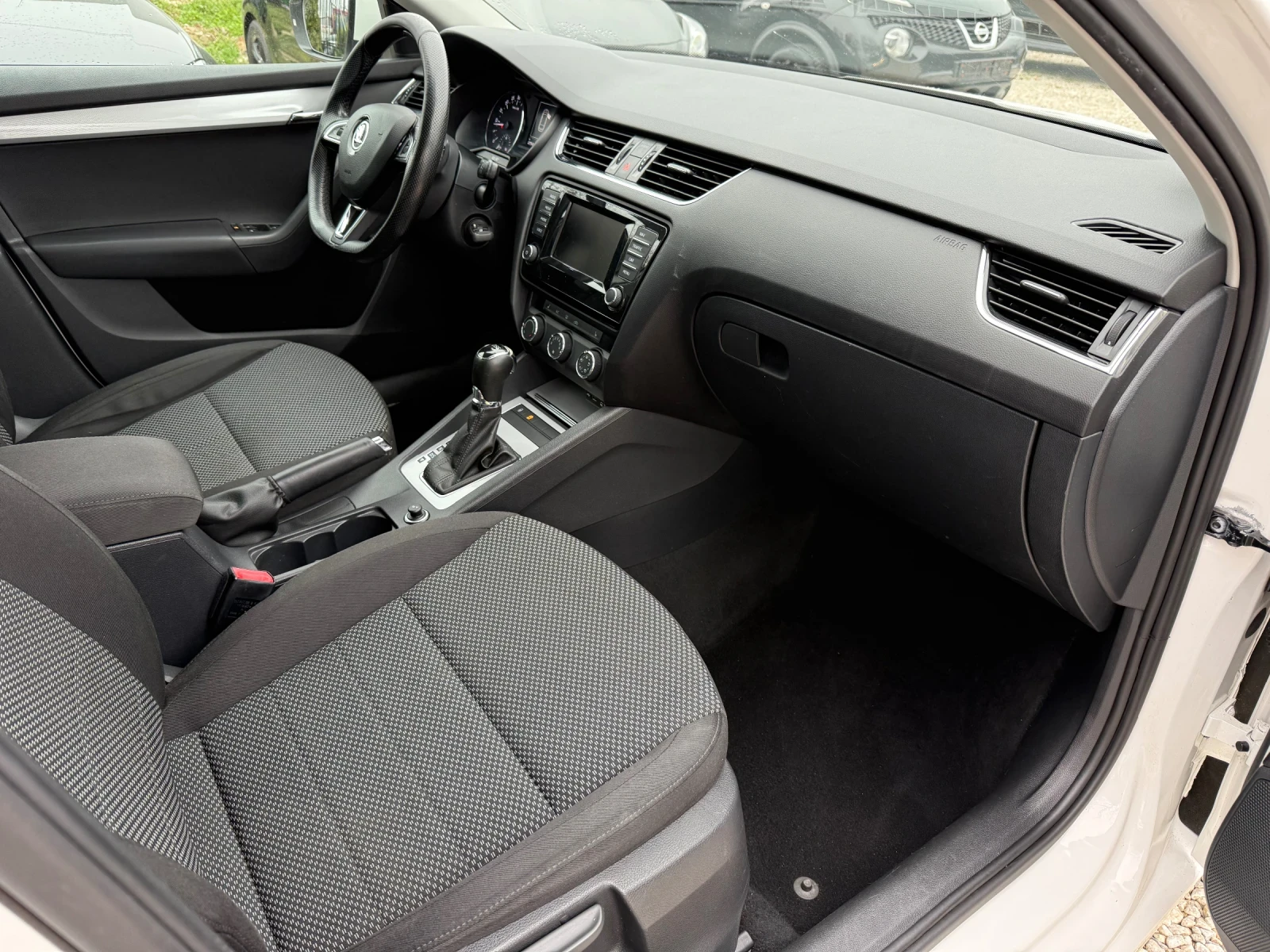 Skoda Octavia 1.6TDI DSG PANO - изображение 10