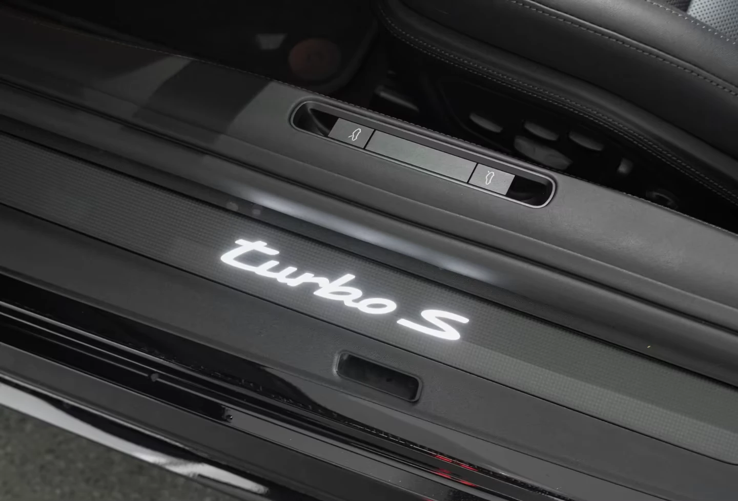 Porsche 911 TURBO-S* DISTR* 360CAM* BOSE* MEMORY* , снимка 8 - Автомобили и джипове - 55100853