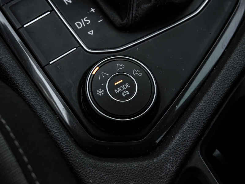 VW Tiguan Comfortline 4Motion* АвтоКредит* (ЦЕНА ДО БЪЛГАРИЯ, снимка 11 - Автомобили и джипове - 53263822