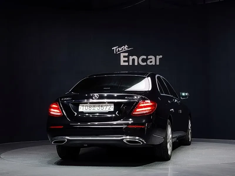 Mercedes-Benz E 220 4MATIC EXCLUSIVE, снимка 4 - Автомобили и джипове - 56017002