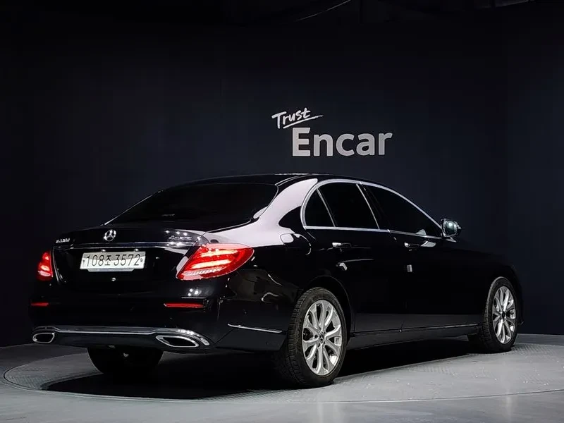 Mercedes-Benz E 220 4MATIC EXCLUSIVE, снимка 2 - Автомобили и джипове - 56017002