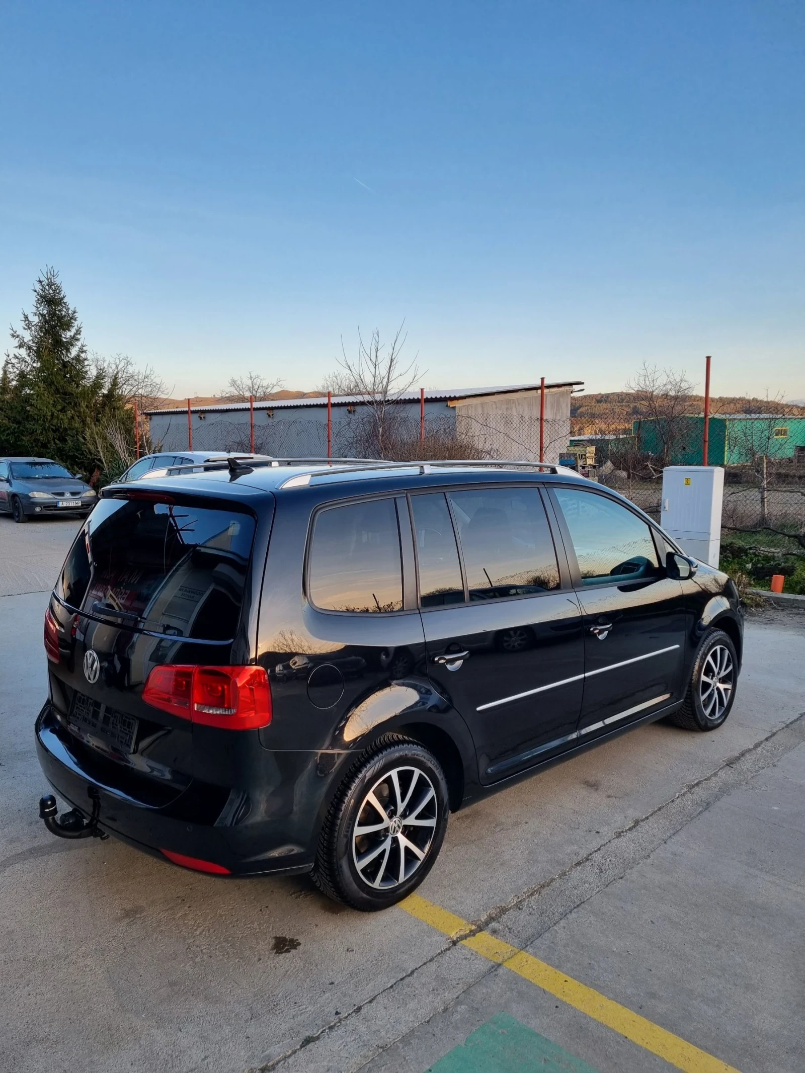 VW Touran 2.0tdi 140к.с Full екстри, Панорама., снимка 3 - Автомобили и джипове - 53818792