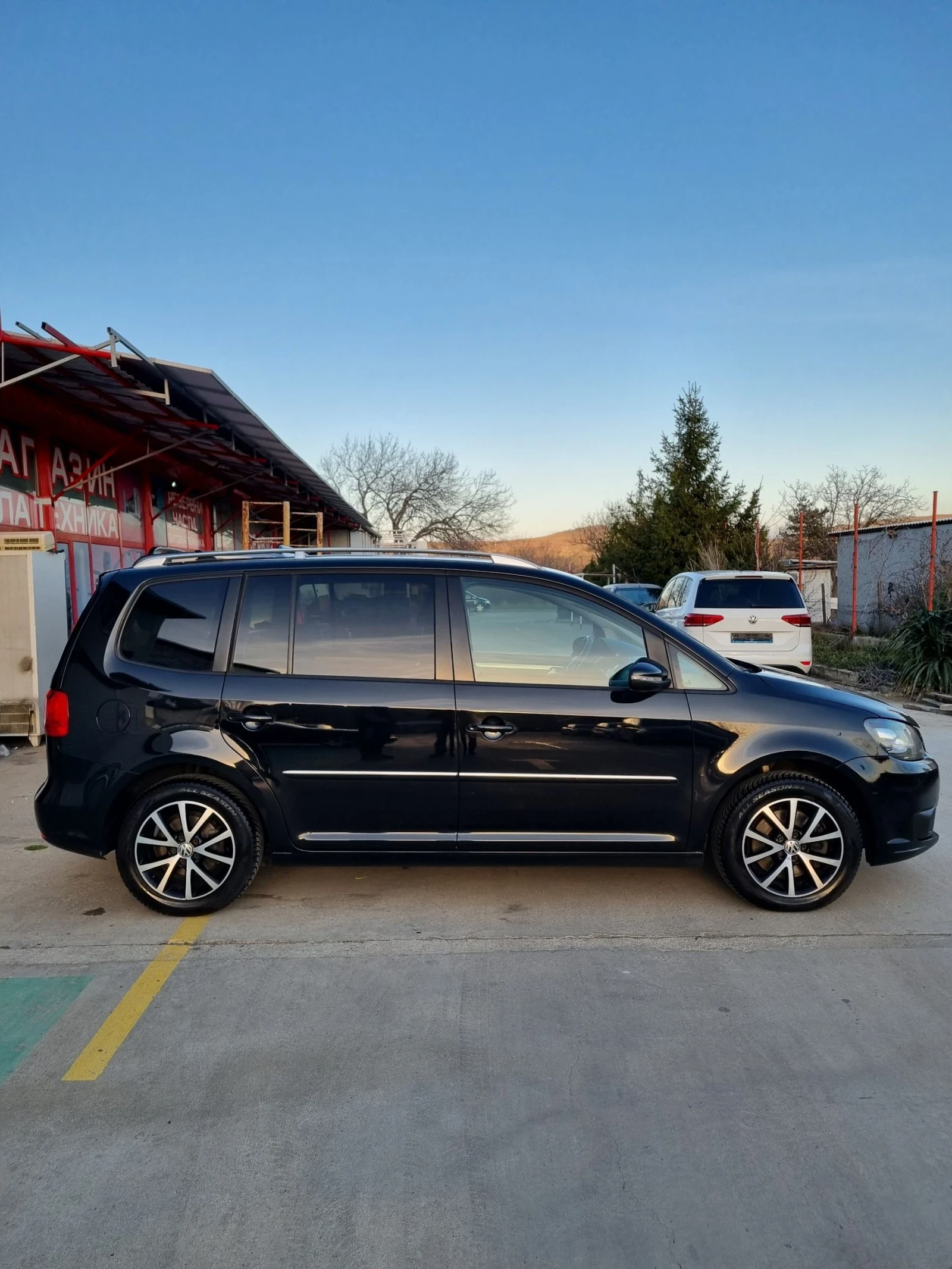 VW Touran 2.0tdi 140к.с Full екстри, Панорама., снимка 5 - Автомобили и джипове - 53818792