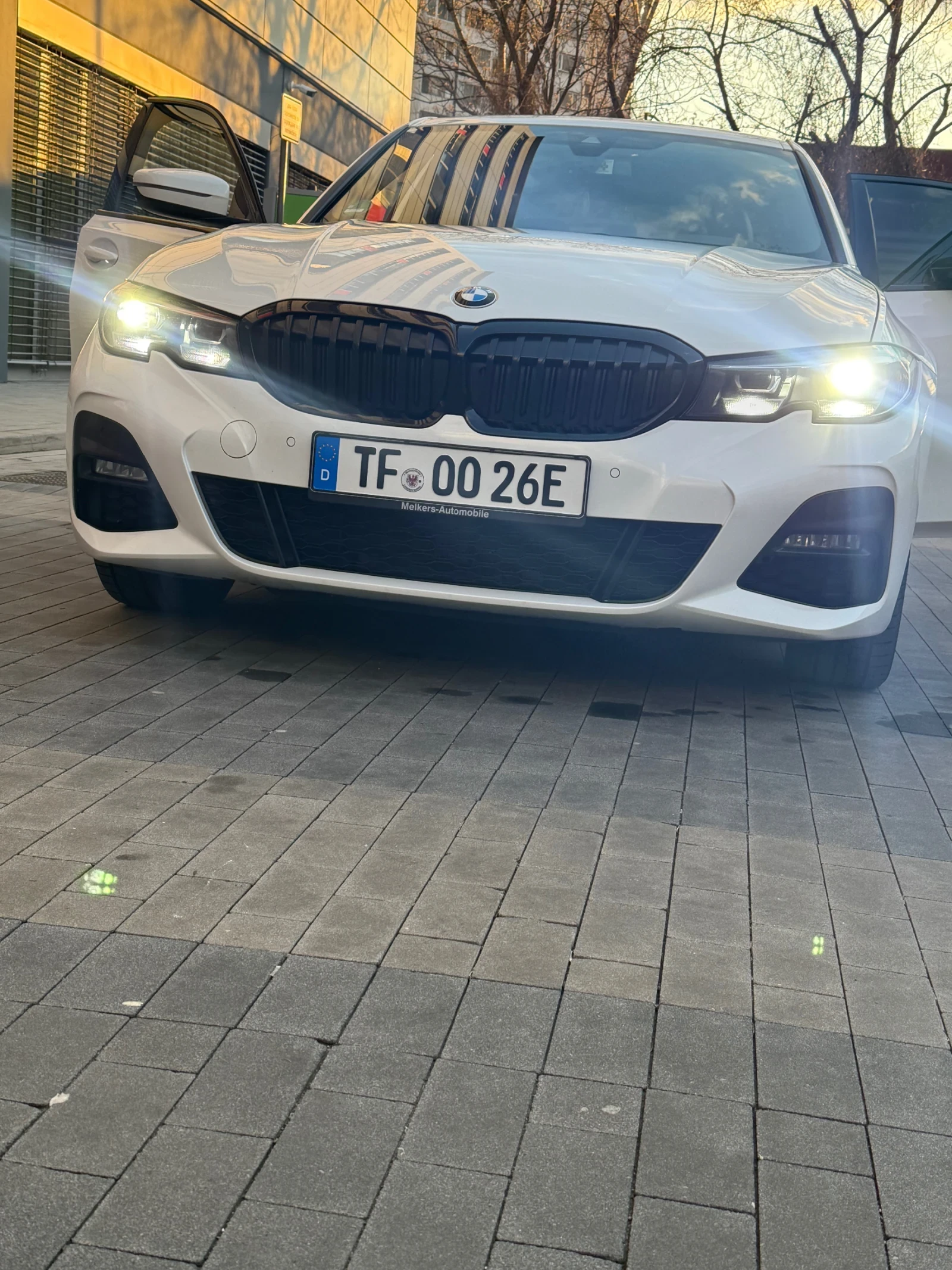 BMW 320  Plug-in Hybrid М пакет Алкантара Черен таван, снимка 8 - Автомобили и джипове - 54102575