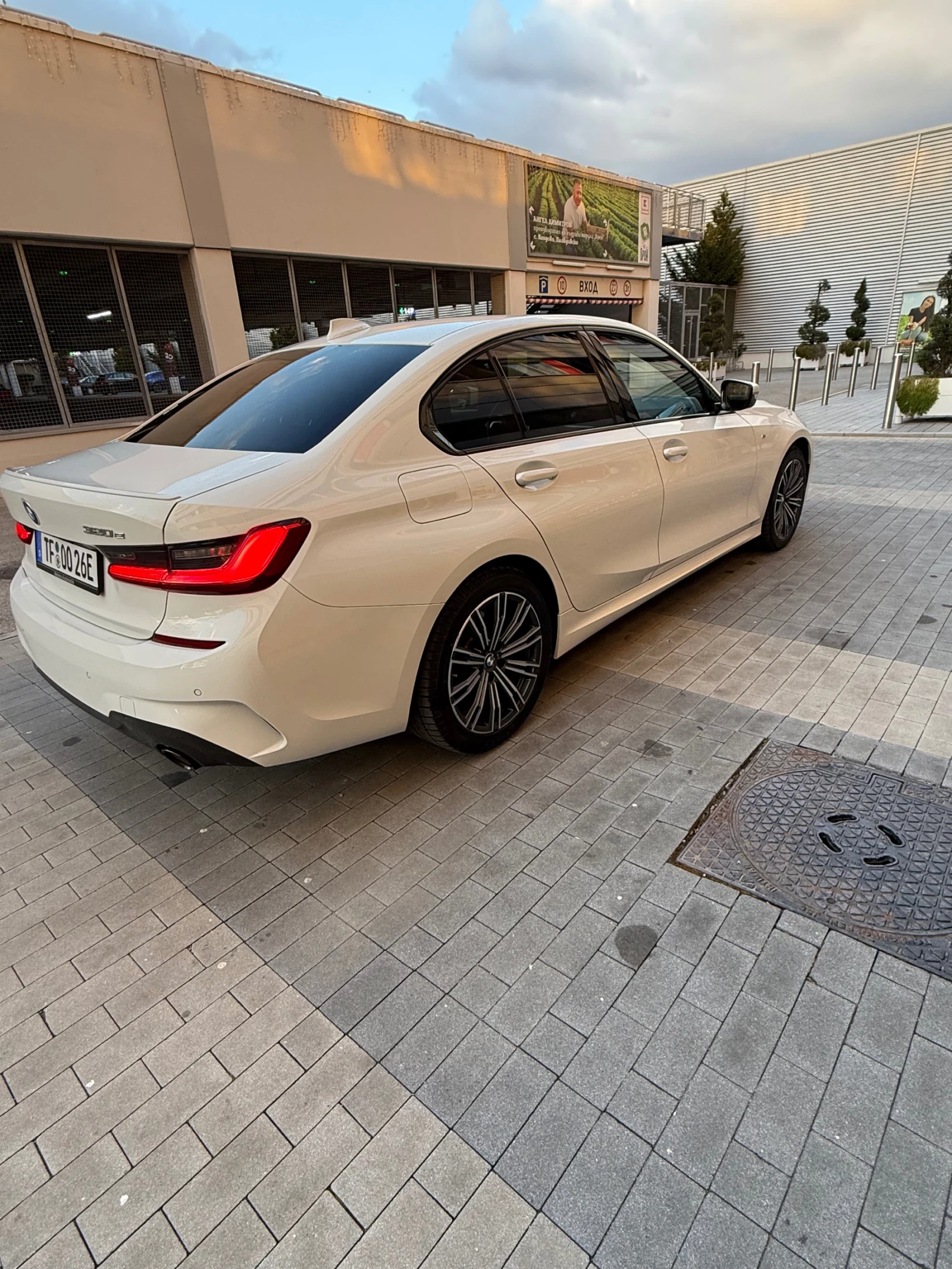 BMW 320  Plug-in Hybrid М пакет Алкантара Черен таван, снимка 3 - Автомобили и джипове - 54102575