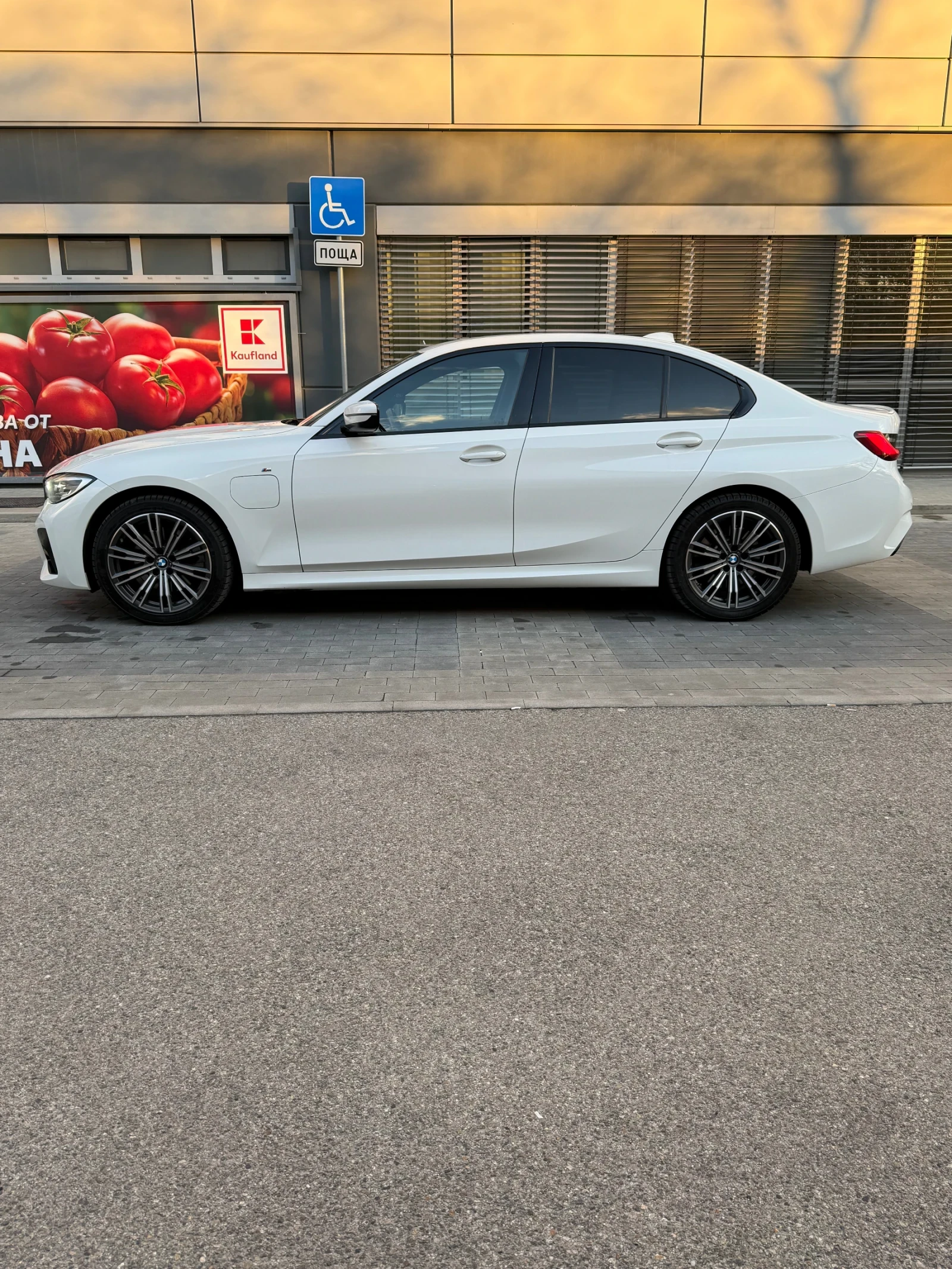 BMW 320  Plug-in Hybrid М пакет Алкантара Черен таван, снимка 7 - Автомобили и джипове - 54102575