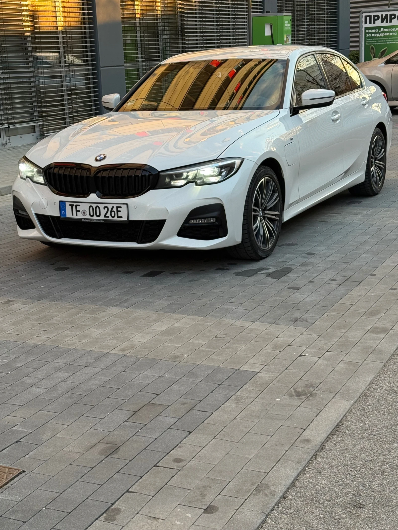 BMW 320  Plug-in Hybrid М пакет Алкантра Черен таван, снимка 16 - Автомобили и джипове - 54176260