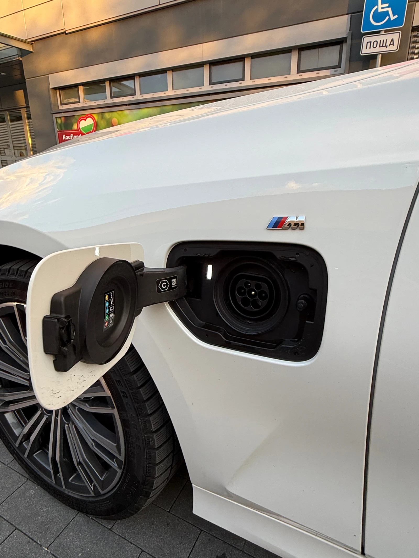 BMW 320  Plug-in Hybrid М пакет Алкантара Черен таван, снимка 14 - Автомобили и джипове - 54102575