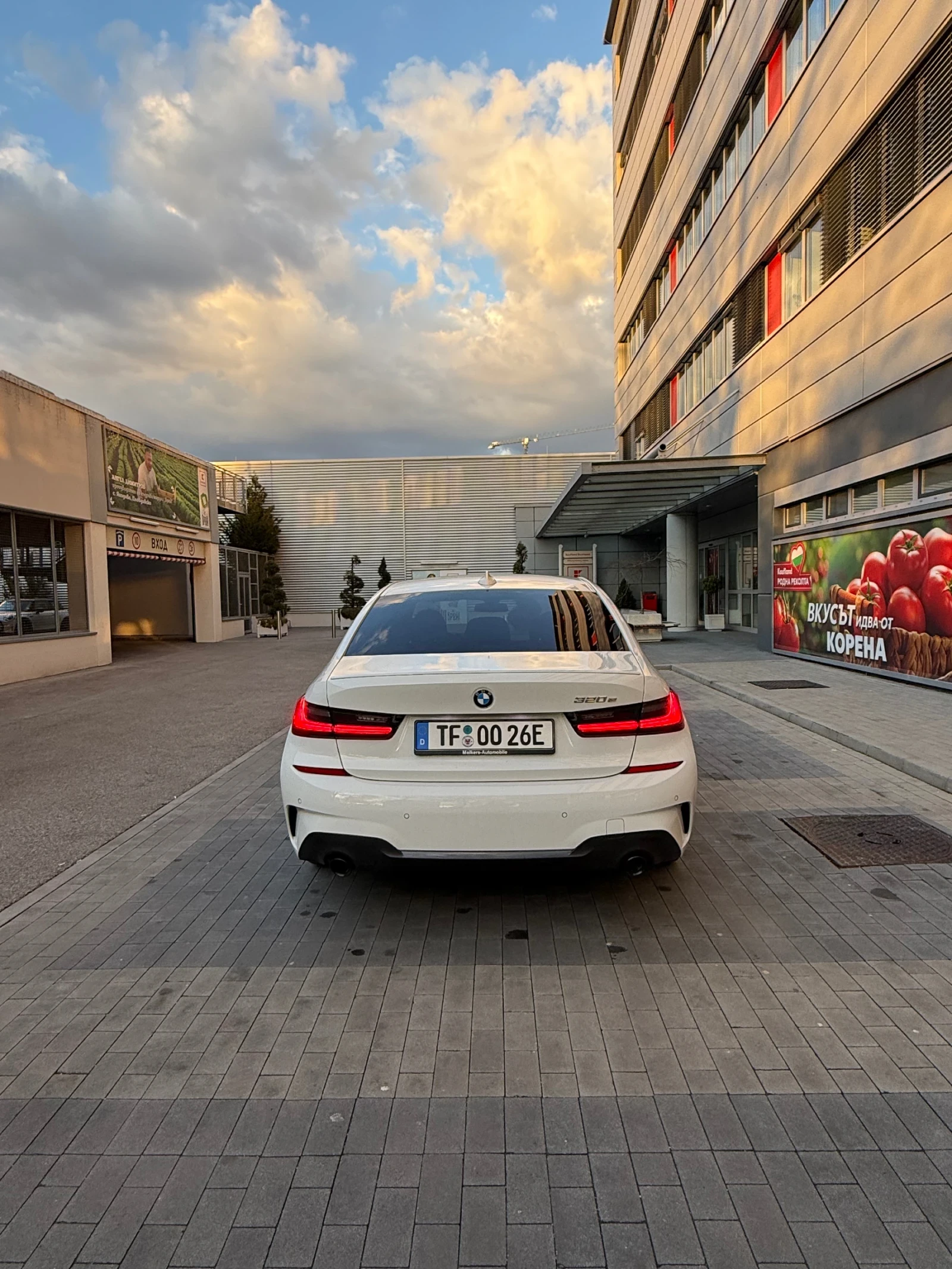 BMW 320  Plug-in Hybrid М пакет Алкантара Черен таван, снимка 6 - Автомобили и джипове - 54102575