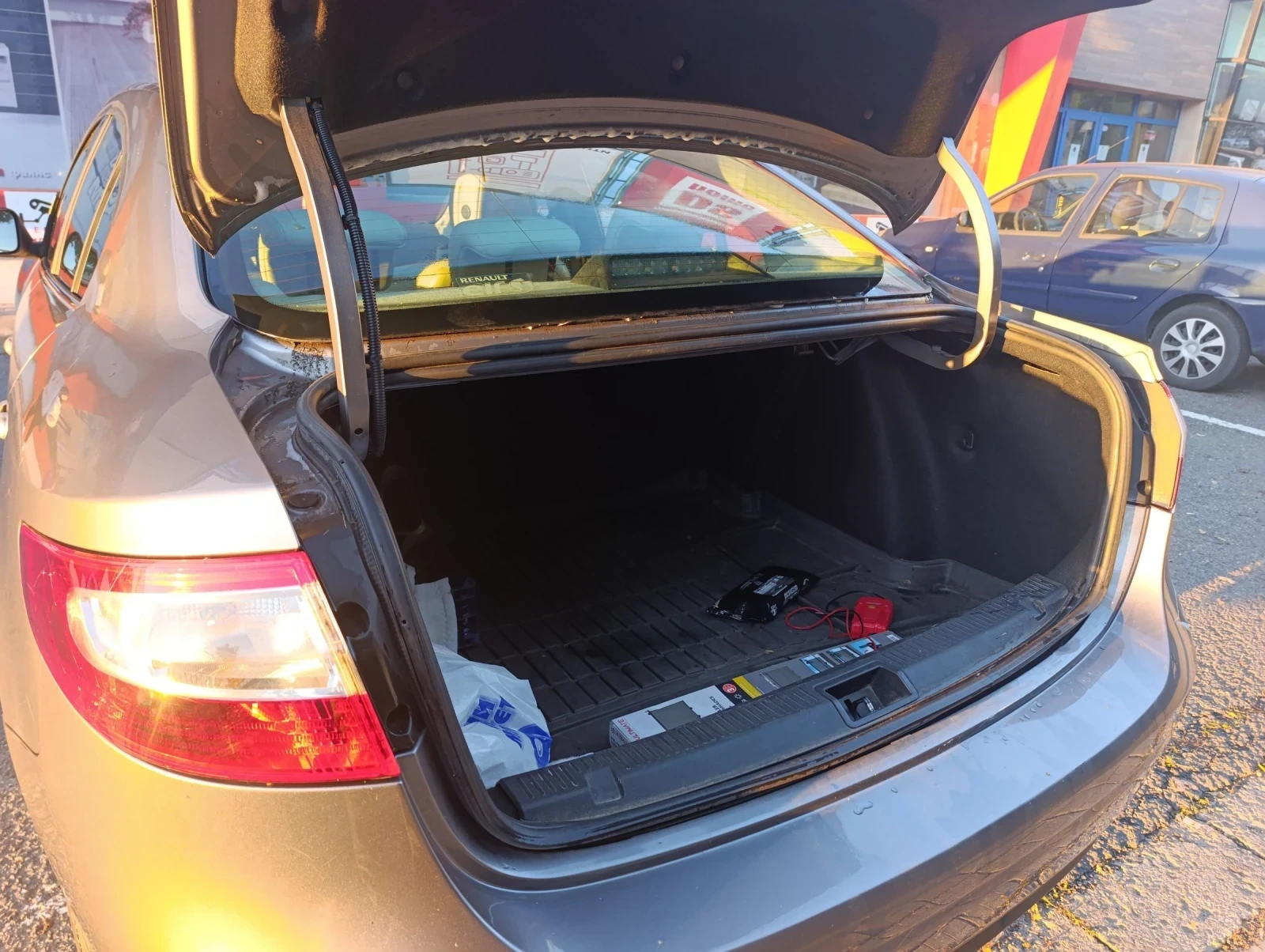 Renault Fluence 1.6 DCI , снимка 5 - Автомобили и джипове - 55081372