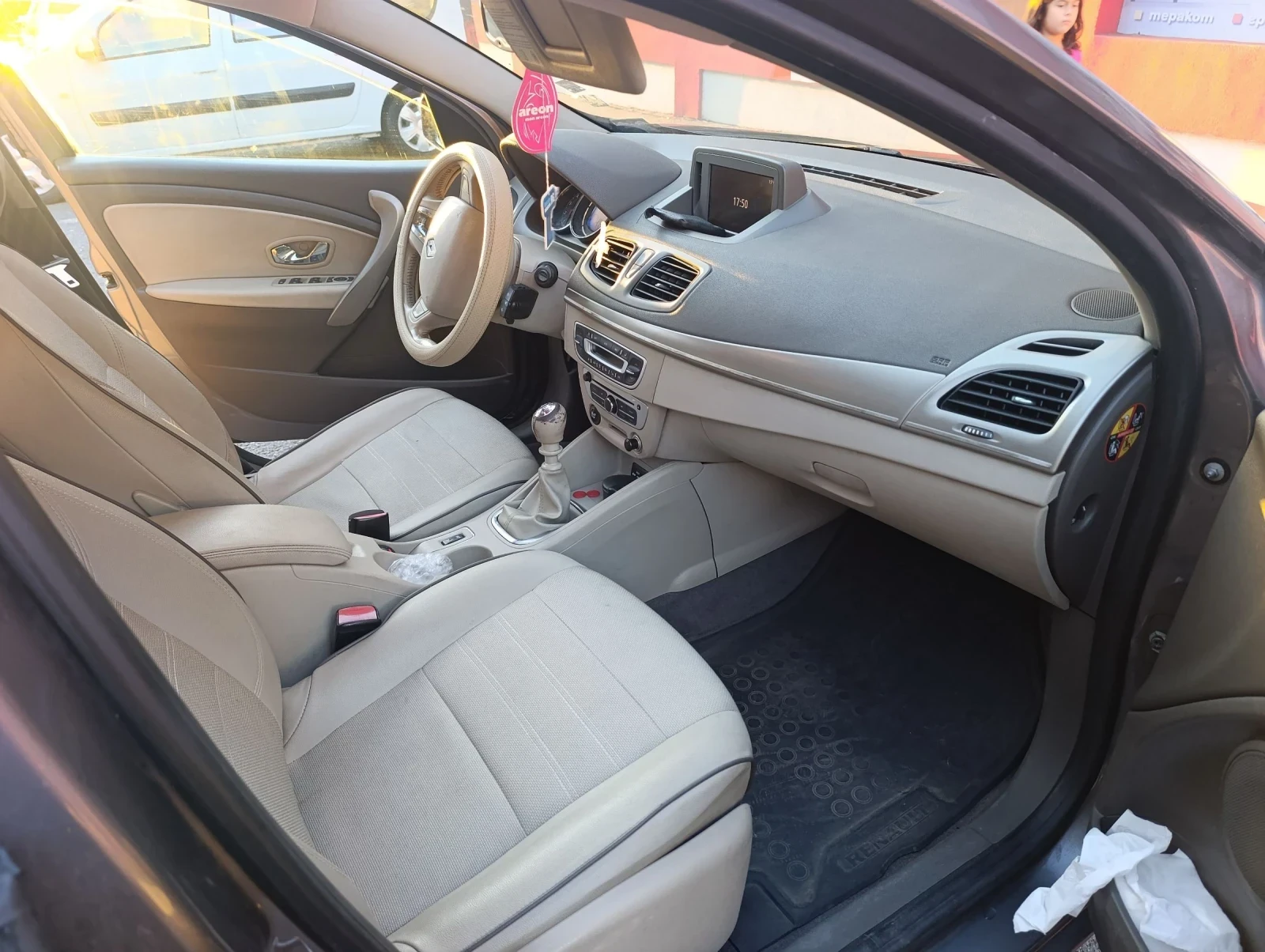 Renault Fluence 1.6 DCI , снимка 8 - Автомобили и джипове - 55081372