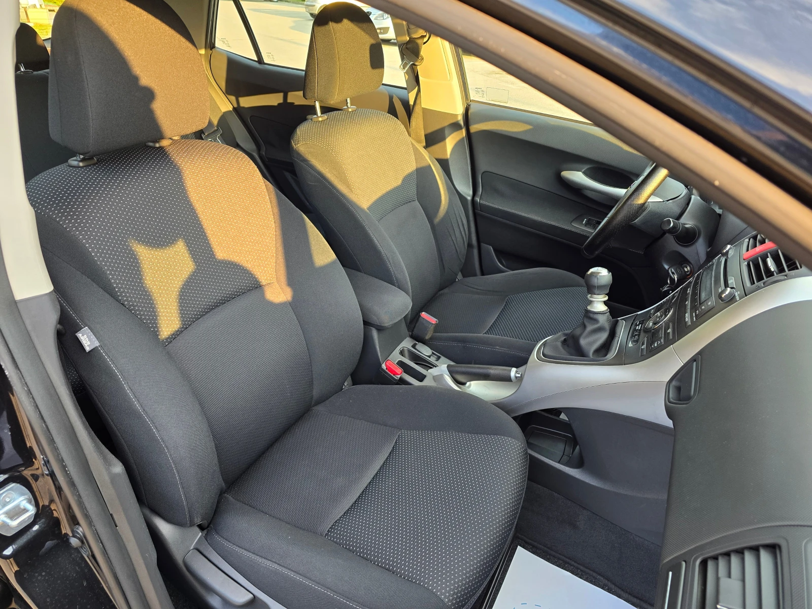 Toyota Auris 1.4D4D/90ps, снимка 10 - Автомобили и джипове - 55202019