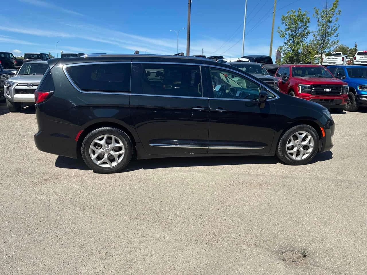 Chrysler Pacifica * Touring L Plus * АВТОКРЕДИТ БЕЗ ПЪРВОНАЧАЛНА* , снимка 3 - Автомобили и джипове - 55221031