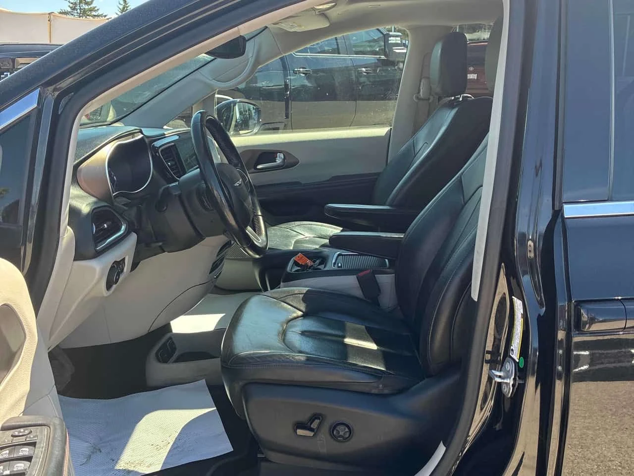 Chrysler Pacifica * Touring L Plus * АВТОКРЕДИТ БЕЗ ПЪРВОНАЧАЛНА* , снимка 13 - Автомобили и джипове - 55221031