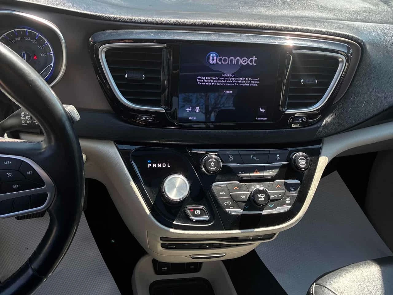 Chrysler Pacifica * Touring L Plus * АВТОКРЕДИТ БЕЗ ПЪРВОНАЧАЛНА* , снимка 9 - Автомобили и джипове - 55221031