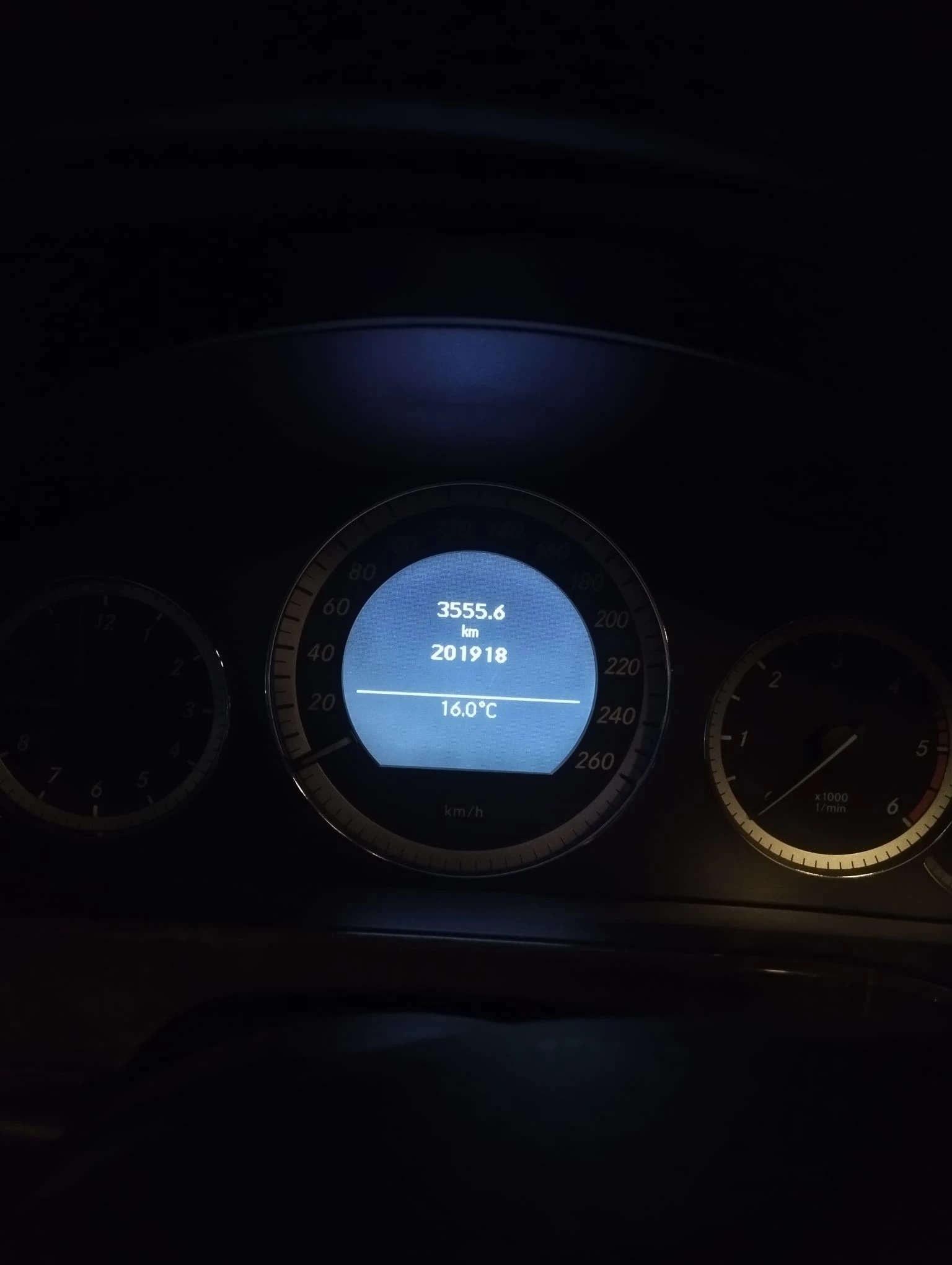 Mercedes-Benz E 220, снимка 2 - Автомобили и джипове - 56187480