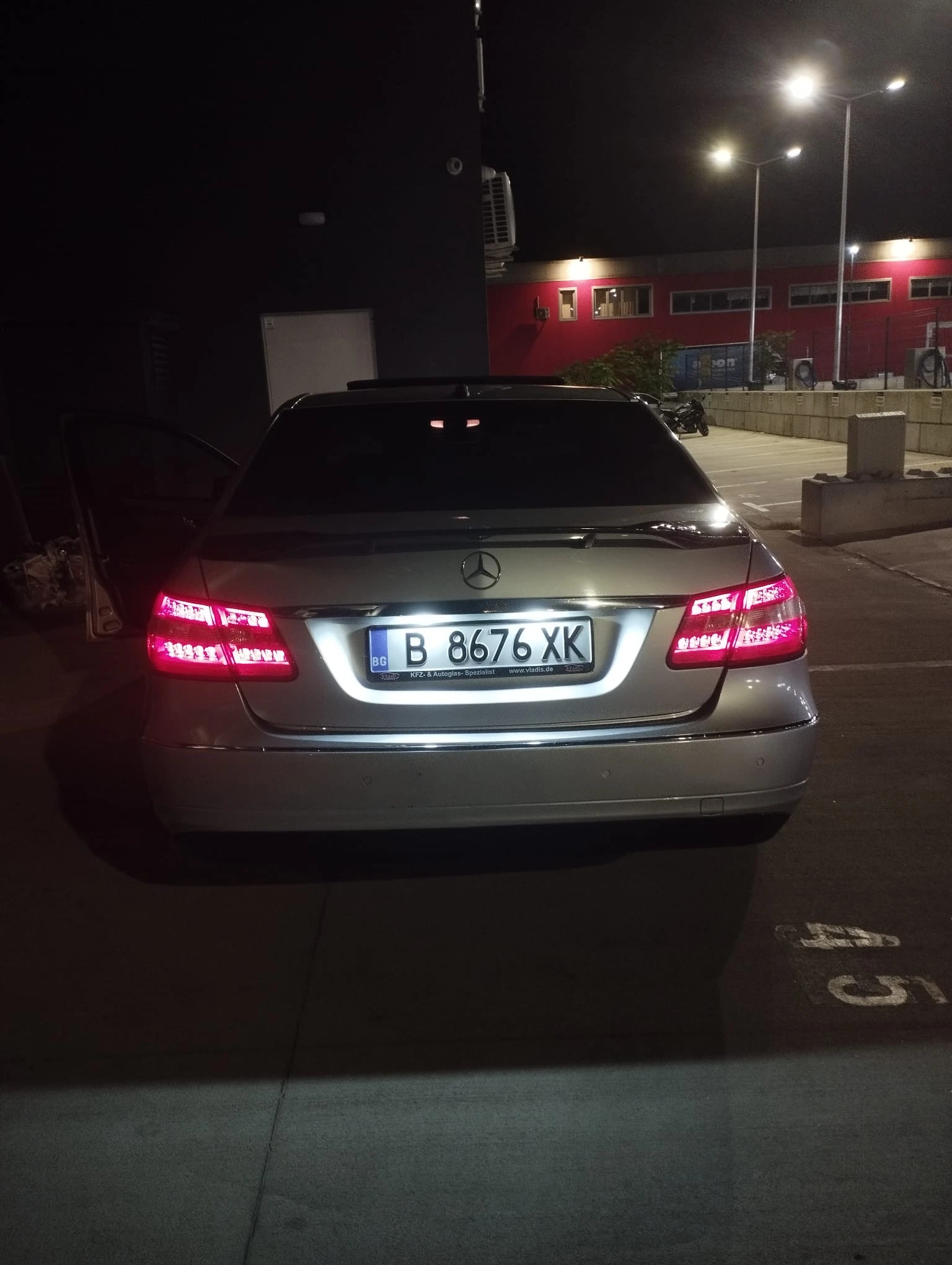 Mercedes-Benz E 220, снимка 12 - Автомобили и джипове - 56187480