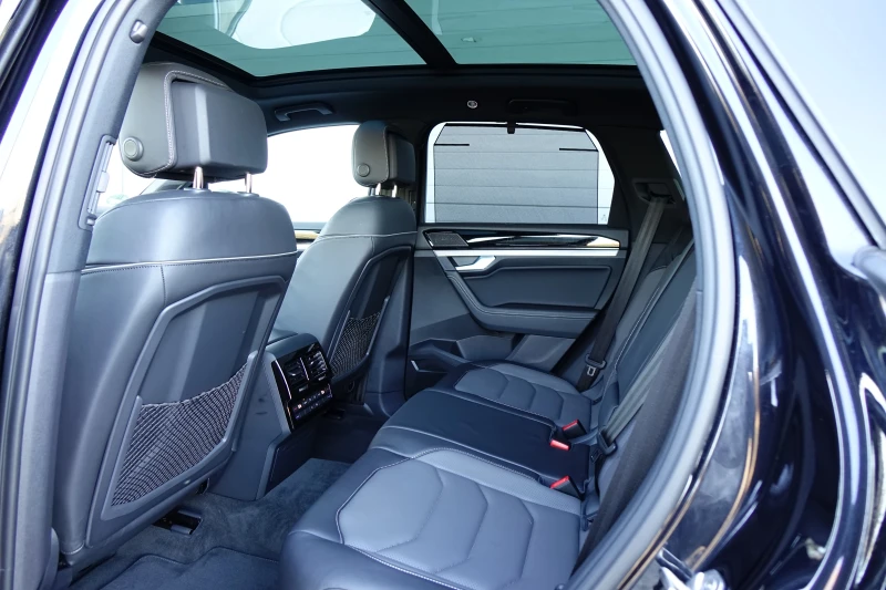 VW Touareg FACELIFT* R-LINE* IQ HD MATRIX LIGHTS* PANO* 360!!, снимка 16 - Автомобили и джипове - 52415089
