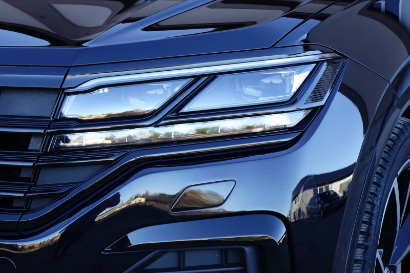 VW Touareg FACELIFT* R-LINE* IQ HD MATRIX LIGHTS* PANO* 360!!, снимка 4 - Автомобили и джипове - 52415089