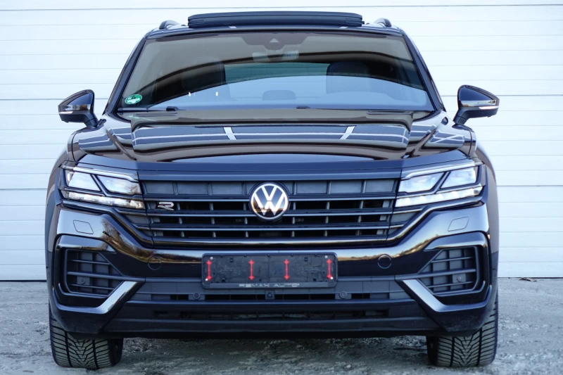 VW Touareg FACELIFT* R-LINE* IQ HD MATRIX LIGHTS* PANO* 360!!, снимка 2 - Автомобили и джипове - 52415089