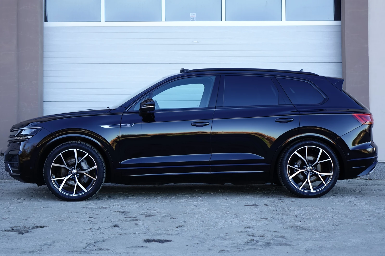 VW Touareg FACELIFT* R-LINE* IQ HD MATRIX LIGHTS* PANO* 360!! - изображение 3