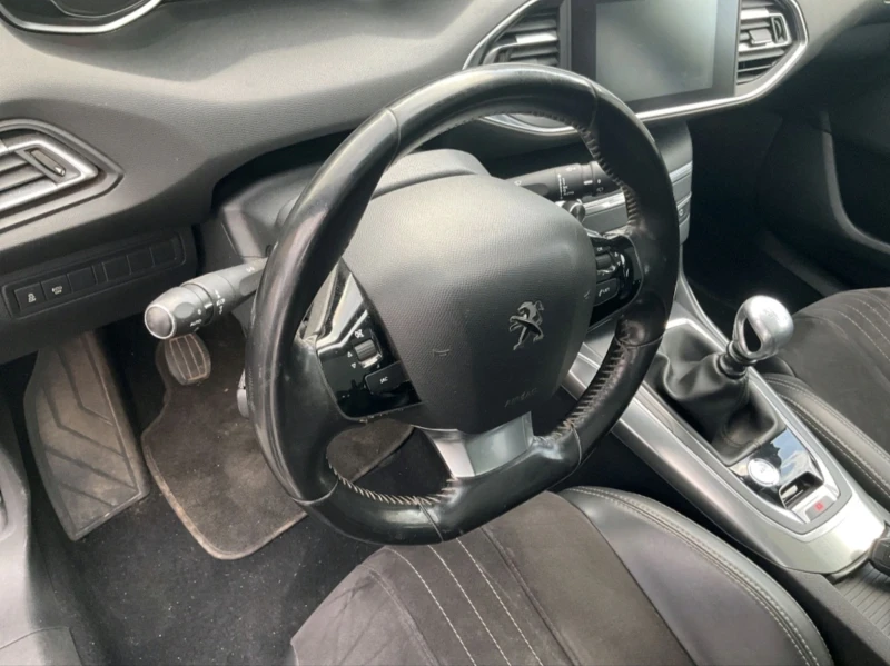 Peugeot 308 2.0 BlueHDI 150k.c. МНОГО ЗАПАЗЕНА , снимка 11 - Автомобили и джипове - 48463544