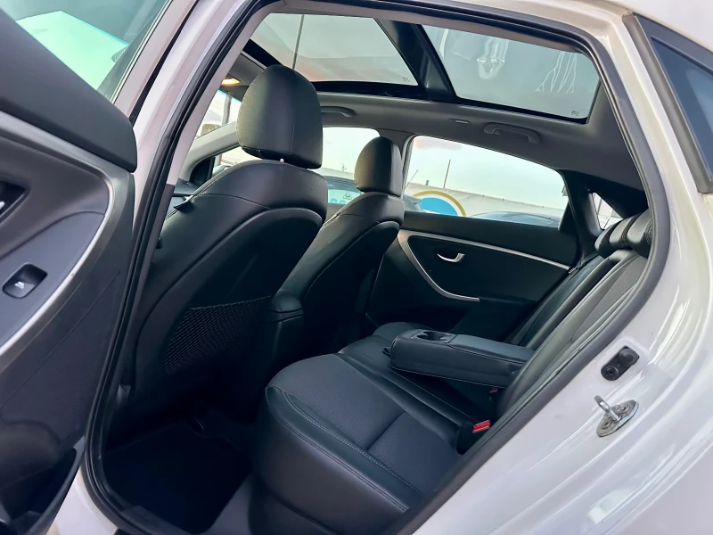 Hyundai I30 Keyless go! Камера! Панорама! Нави! Кожа! , снимка 11 - Автомобили и джипове - 52406886