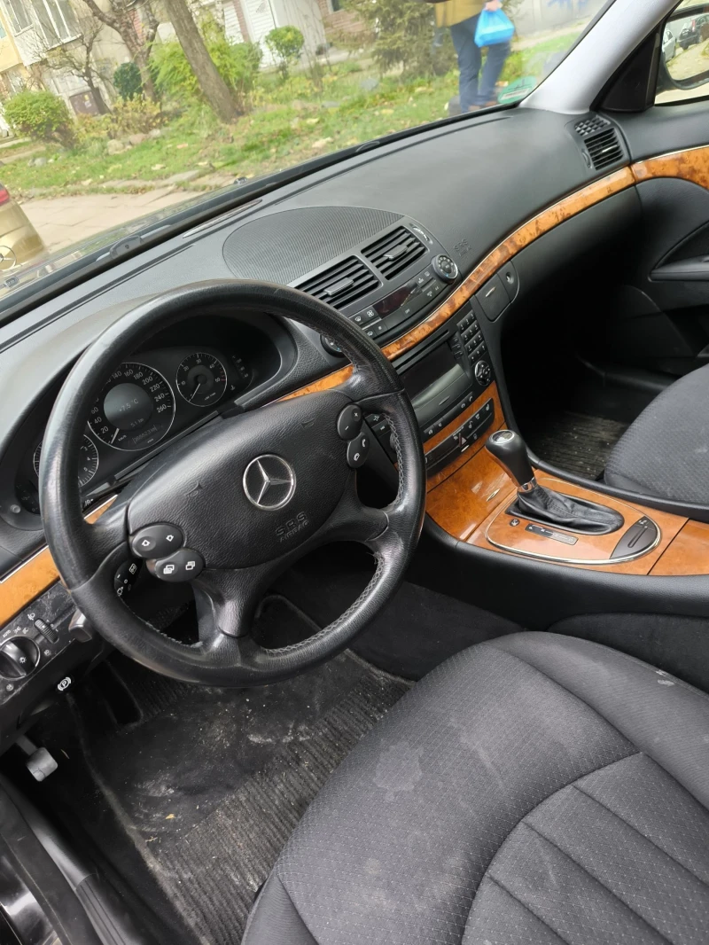 Mercedes-Benz E 220, снимка 7 - Автомобили и джипове - 52671908